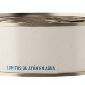 Trozos de atún listado en agua